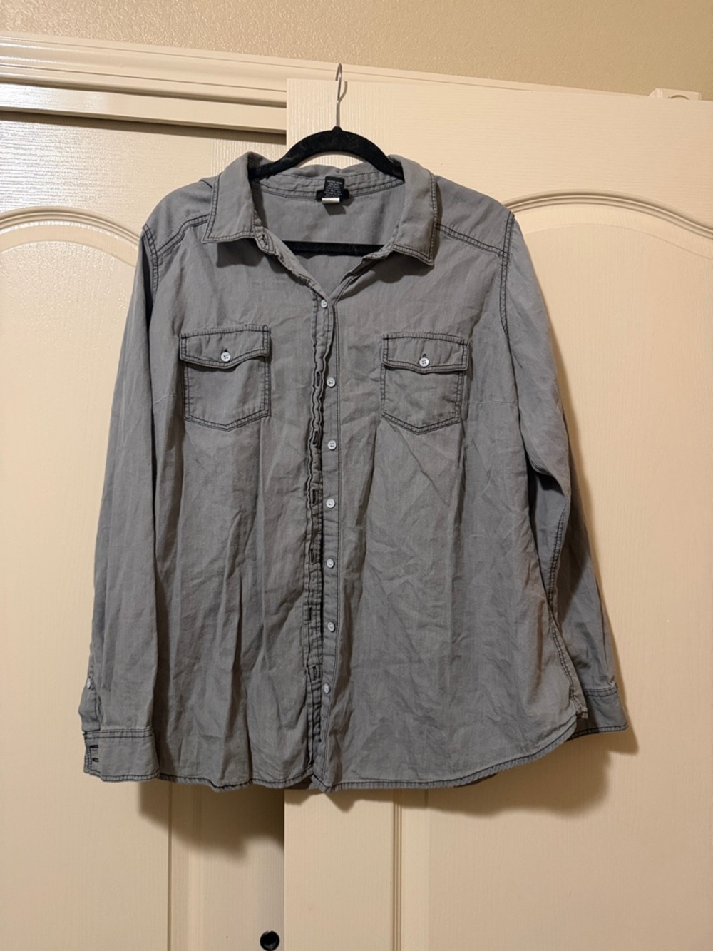 torrid Gray Button-Down Shirt Size 2